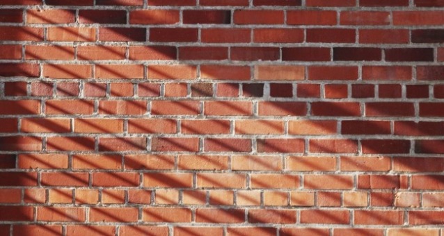 一面整齊的磚牆