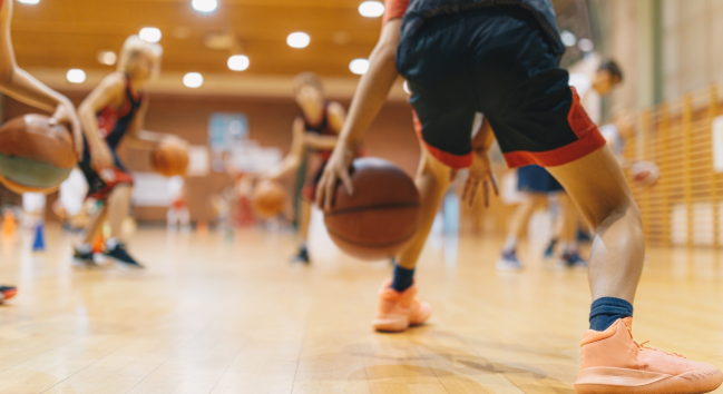 有一群男生在打籃球 穿橘色的鞋子