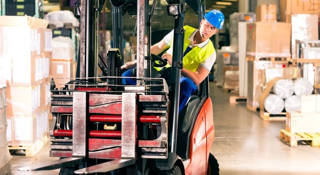 有一個人在開叉車頭戴藍色帽子 澳洲打工度假叉車證照