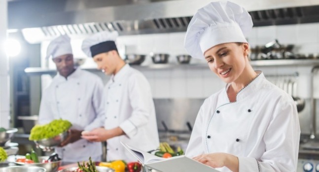 有個身穿藍色衣服的男生做櫥櫃當中