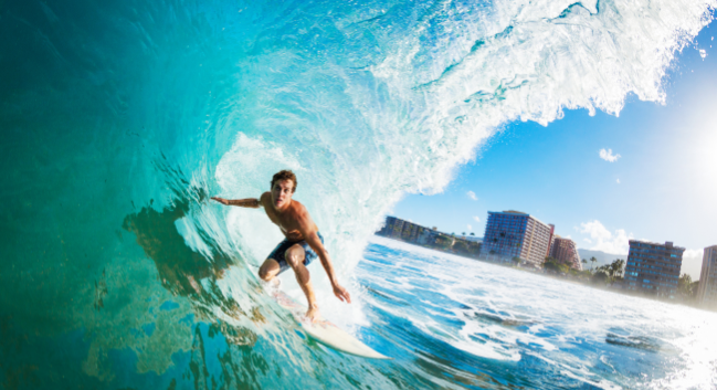 有一群男生在打籃球 穿橘色的鞋子