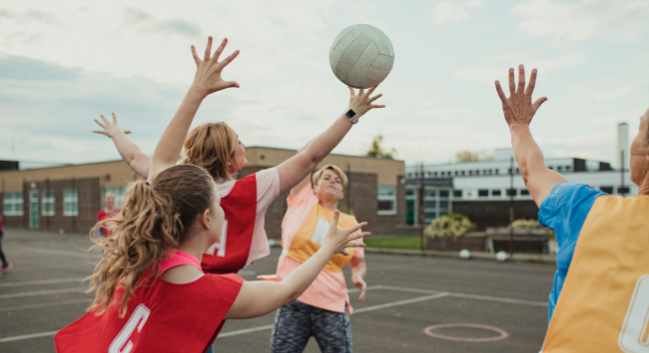 有一群男生在打籃球 穿橘色的鞋子