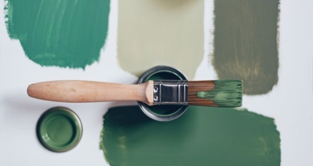 綠色系的油漆以及油漆刷