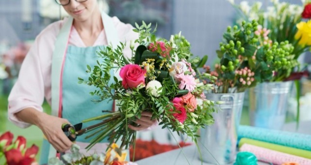 一個花藝師正在製作花藝作品