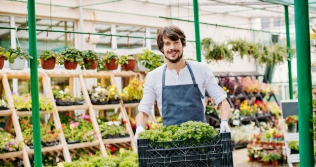一個農民跟一些農作物