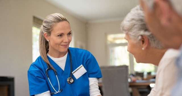 一個護理人員在跟年長者交談