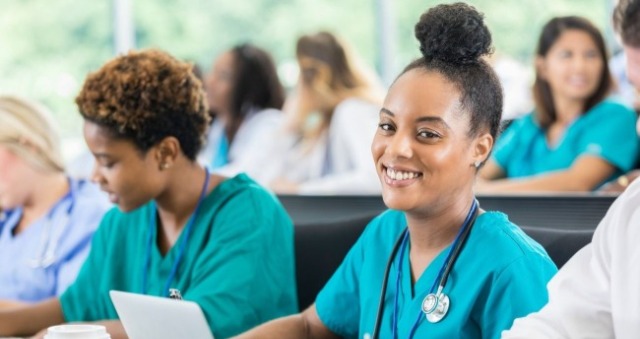 會議當中的一群醫護人員